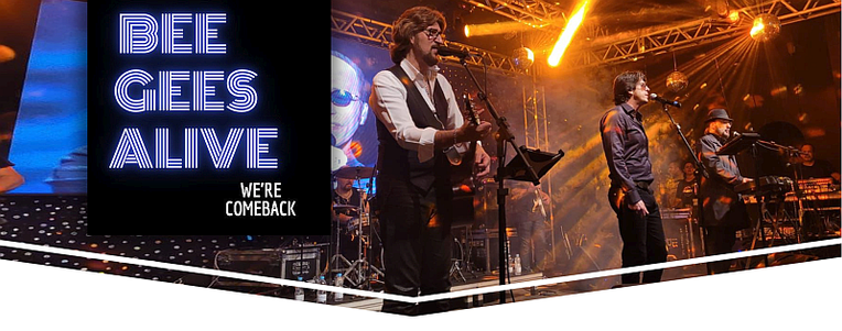 Banner de divulgação com o texto: Bee Gees Alive, We're Comeback. Foto mostra o palco com os três vocalistas durante o show. Outros músicos estão ao fundo.