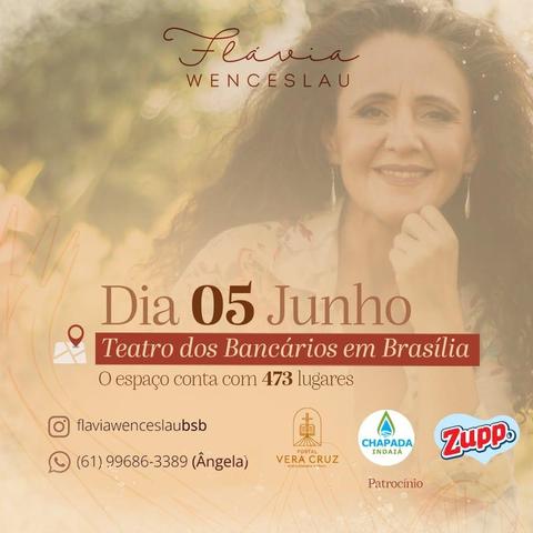 Cartaz com as informações do show e a foto da cantora ao fundo em marca d'água. Instagram: @flaviawenceslaubsb. WhatsApp: (61) 996863389 (Ângela).
