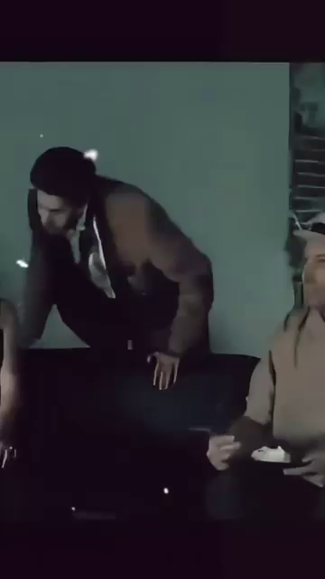 Trecho de videoclipe da música There She Goes.