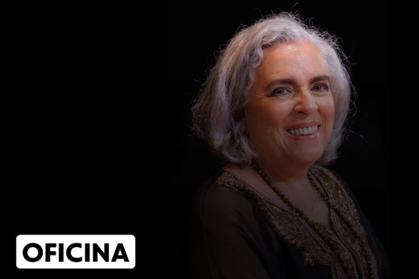 Foto da atriz Guida Vianna sorrindo e olhando para a câmera.